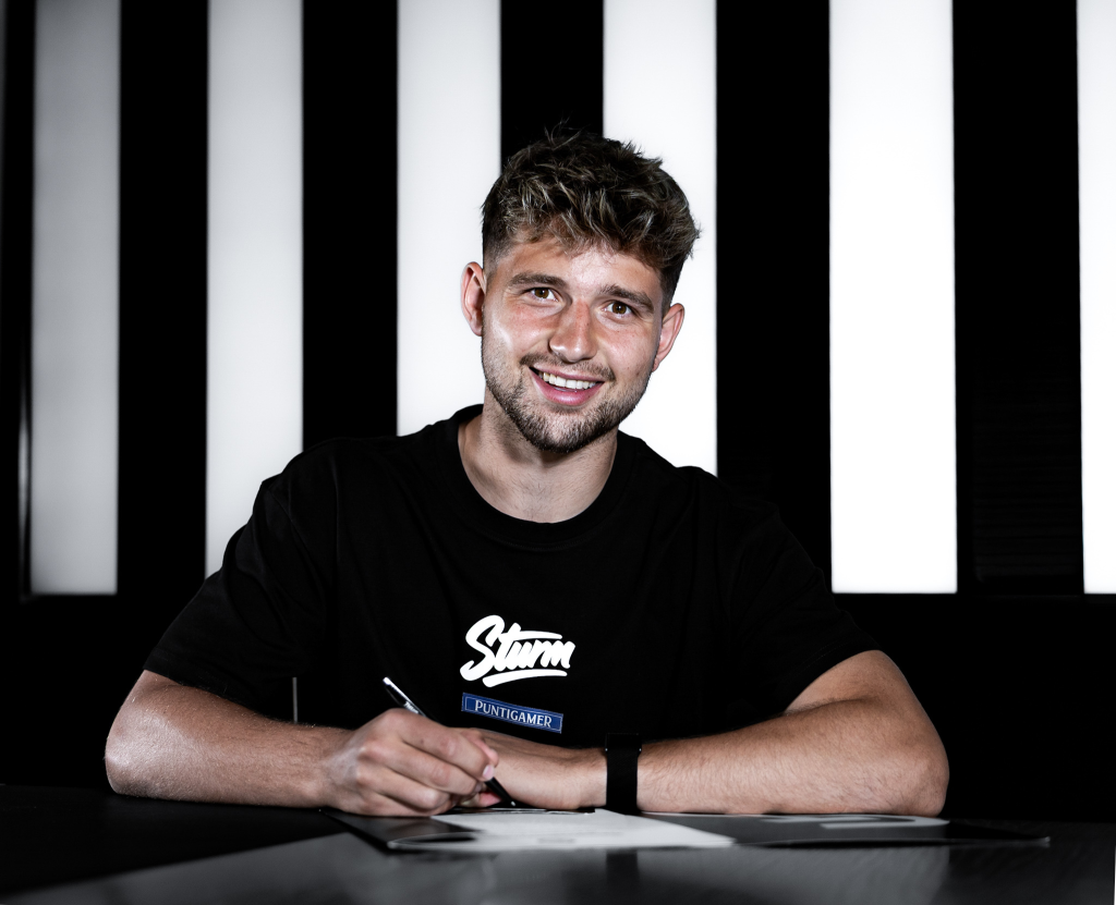 Simon Seidl bei Vertragsunterzeichnung beim SK Sturm Graz